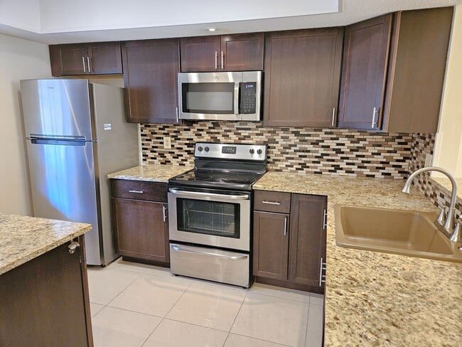 Building Photo - Annual Unfurnished Ground Floor Condo – located in the pleasant community of Mission Lakes!