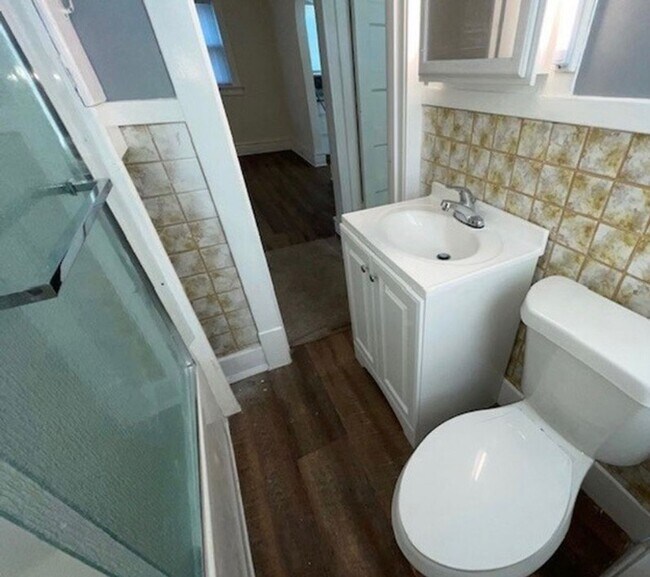 Building Photo - Spacious 2 Bedroom 1 bath house located in...