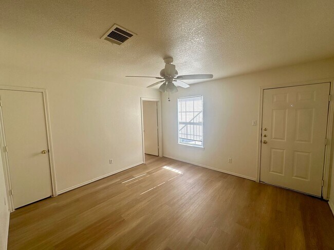 Foto del edificio - 5705 Greengate Dr