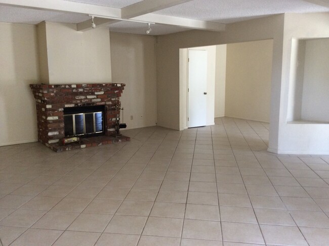 Foto del edificio - East Ventura spacious 4 bedrooms with one ...