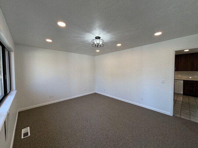 Building Photo - Upgraded Upstairs Duplex w/ Large Backyard!