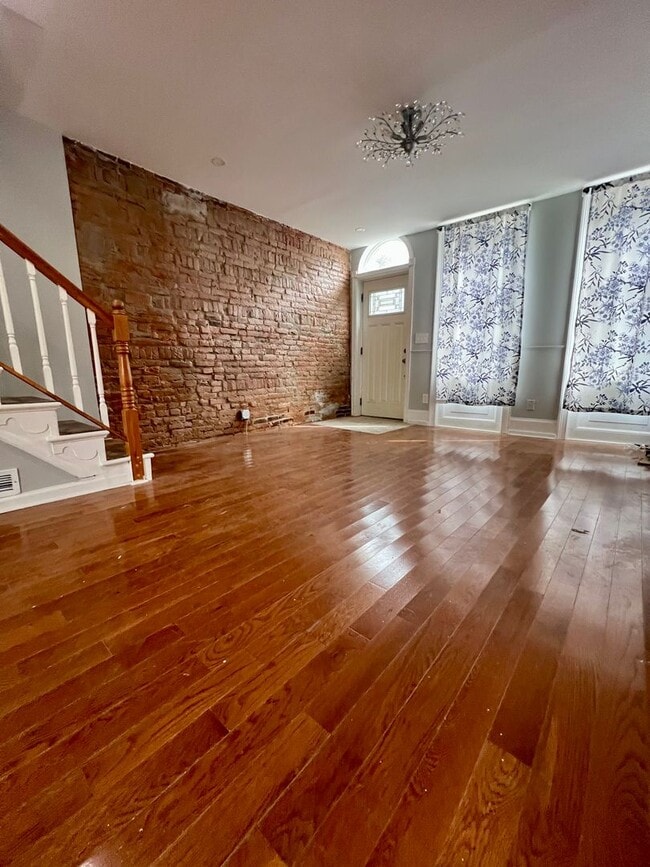 Stunning 4-Bedroom Townhome in the Heart o... - Stunning 4-Bedroom Townhome in the Heart o...