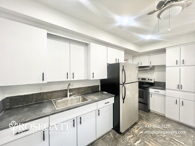 Photo du bâtiment - Charming 3-Bedroom Detached Home with 2 Parking Spaces in London