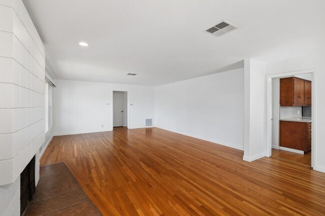 Building Photo - Lovely College Area Home