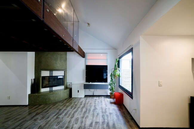 Foto del edificio - 1201 N Orange Dr