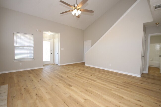 Foto del edificio - Updated 3 bedroom 2 bathroom home in the U...