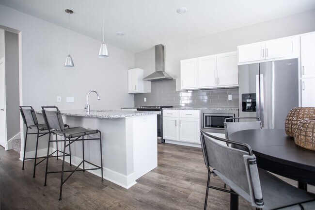 Foto del edificio - Spruce | Three Bedroom - Exterior Walkout