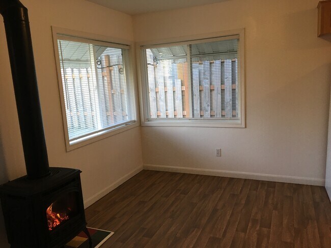 Grandes ventanas que se abren con mosquiteros - 7619 N Berkeley Ave