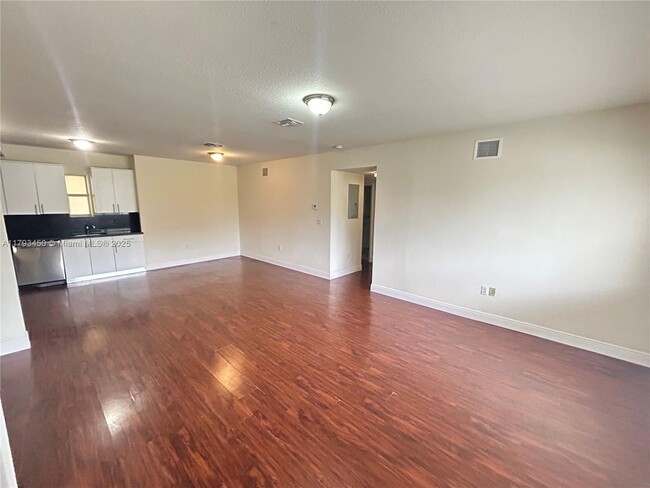 Building Photo - 2880 Pine Tree Dr