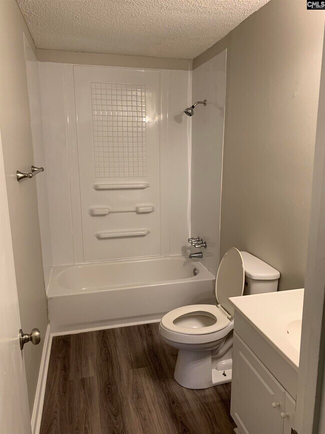 Building Photo - 14 Londonderry Square