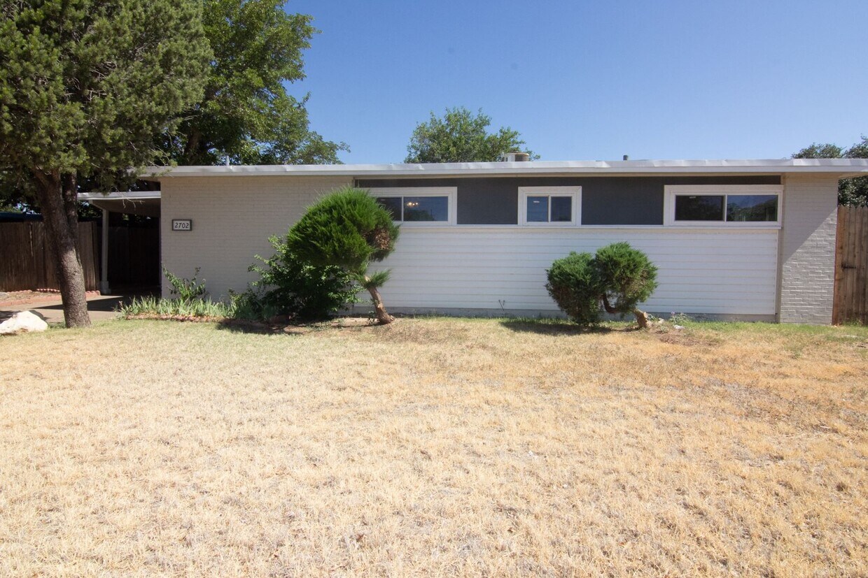 Foto principal - Cute 3 bed 1 bath Large Back Yard
