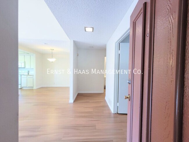 Building Photo - Comfy 2-Bed, 1-Bath Condo in Paramount wit...