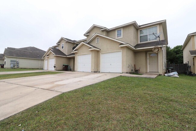 Foto del edificio - Converse 3 Bedroom Townhouse with Attached One-Car Garage and Large Fenced Backyard