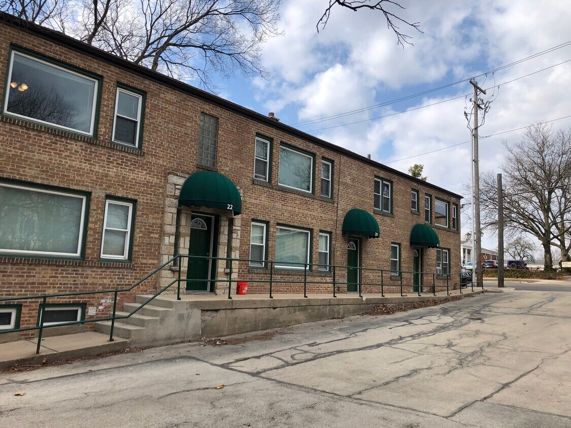 Primary Photo - 16 E Benton Ave