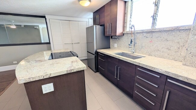 Foto del edificio - 1 Bed 1 Bath with Den at Waikiki Imperial Apt.