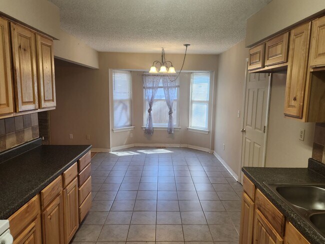 Foto del edificio - Nice 3/2/2 home on edge of town with easy access to highways