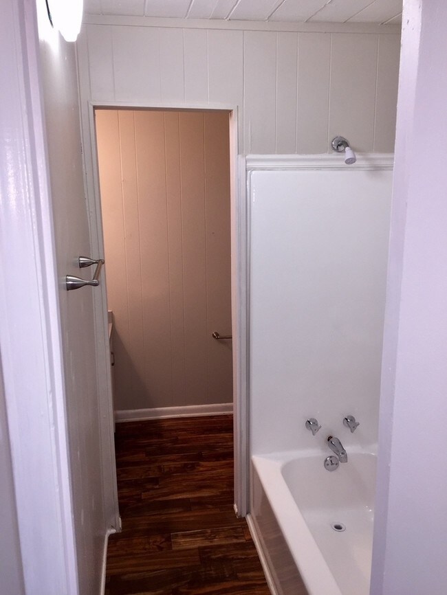 Building Photo - Spacious studio near downtown Easley.