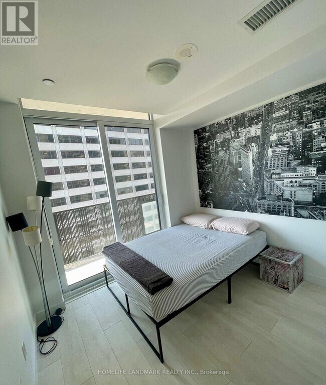 Photo du bâtiment - 8 Eglinton Ave E