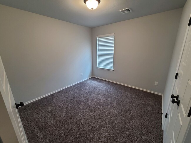 Building Photo - Open floor plan, Fridge included, fully fenced yard, neighborhood playground.