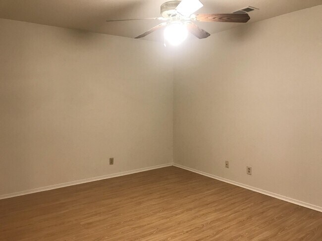 Foto del edificio - 9302 Canus Dr