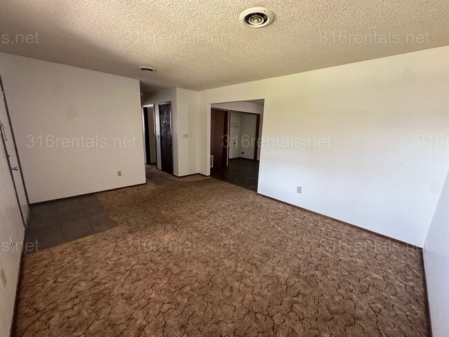 Building Photo - $850 - 2 bed 1 bath - Duplex