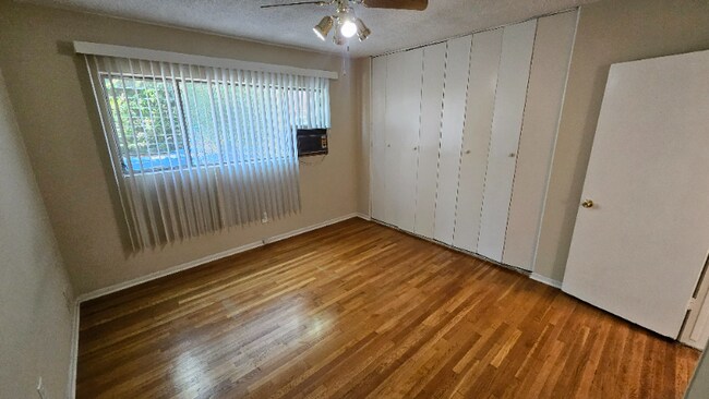 Foto del edificio - 8315 Clinton Ave