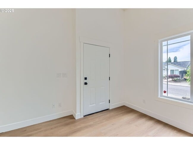 Building Photo - Charming One - Level