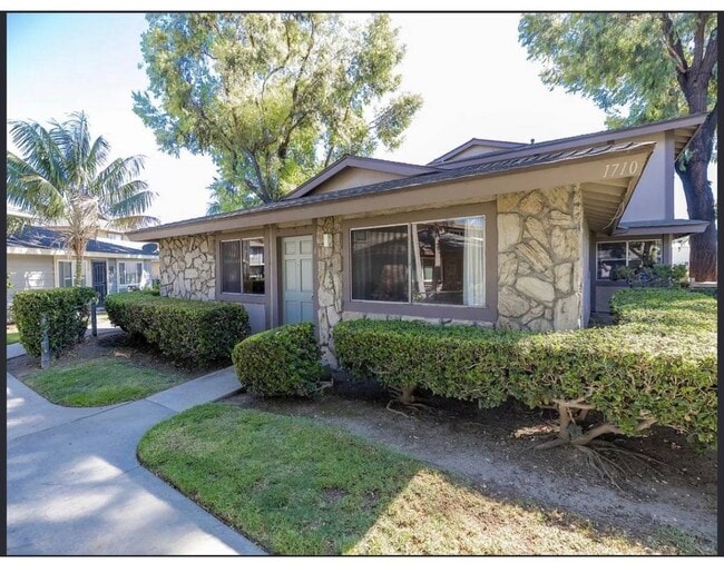 Building Photo - 1710 Normandy Pl