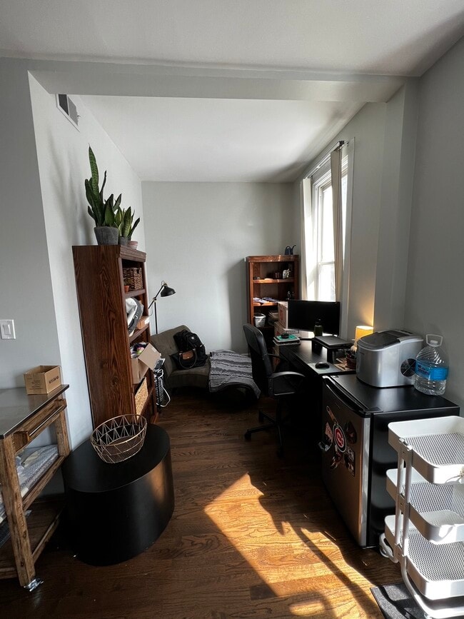 Building Photo - 3414 N Seeley Ave