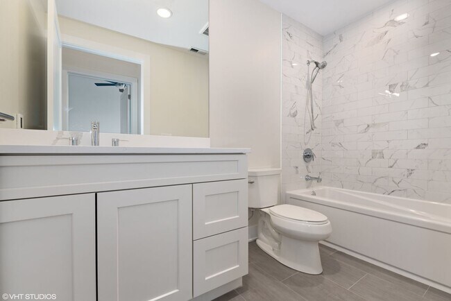 Foto del edificio - Beautiful 3 Bed 2 Bath Duplex unit in Heart of Lincoln Square