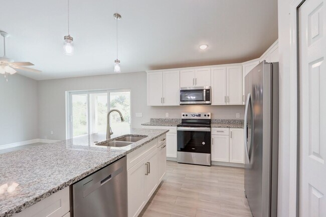 Building Photo - MUST SEE-CUSTOM BUILT-LARGE NEWER CONSTRUT...