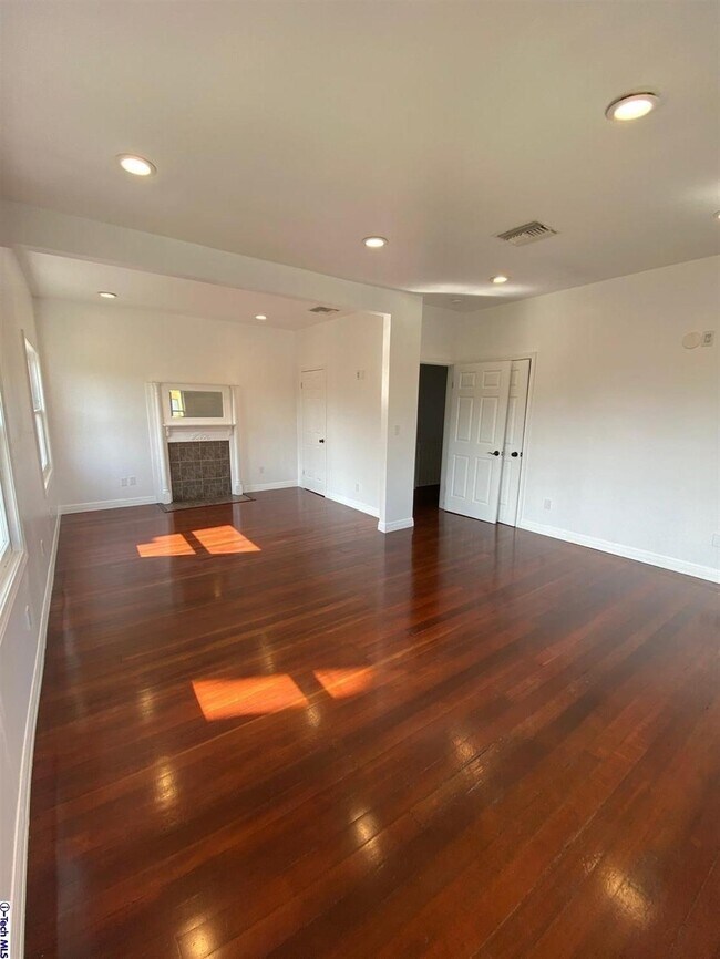 Building Photo - 1051 Beacon Ave
