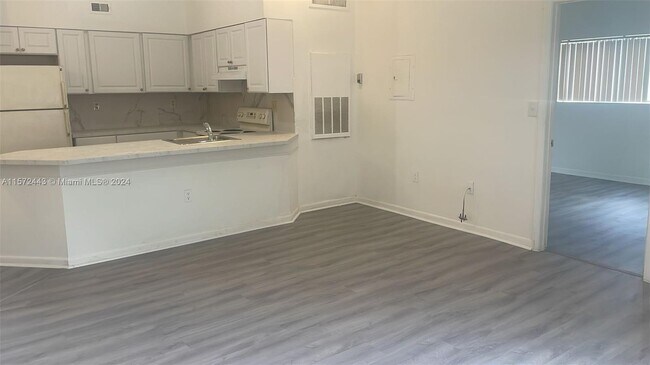 Building Photo - 2550 SW 18th Terrace