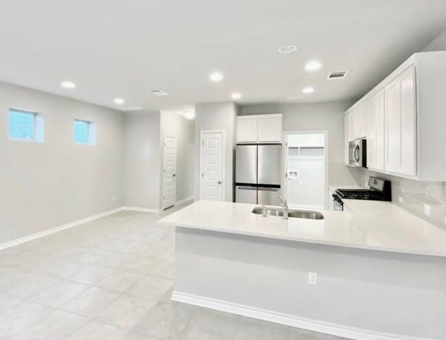 Building Photo - 1720 Fountain Bridge Dr