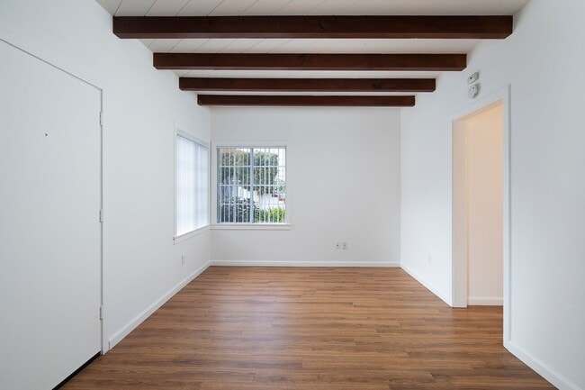 Building Photo - 1 Bed/1 Bath Charming Cottage Style Apartm...