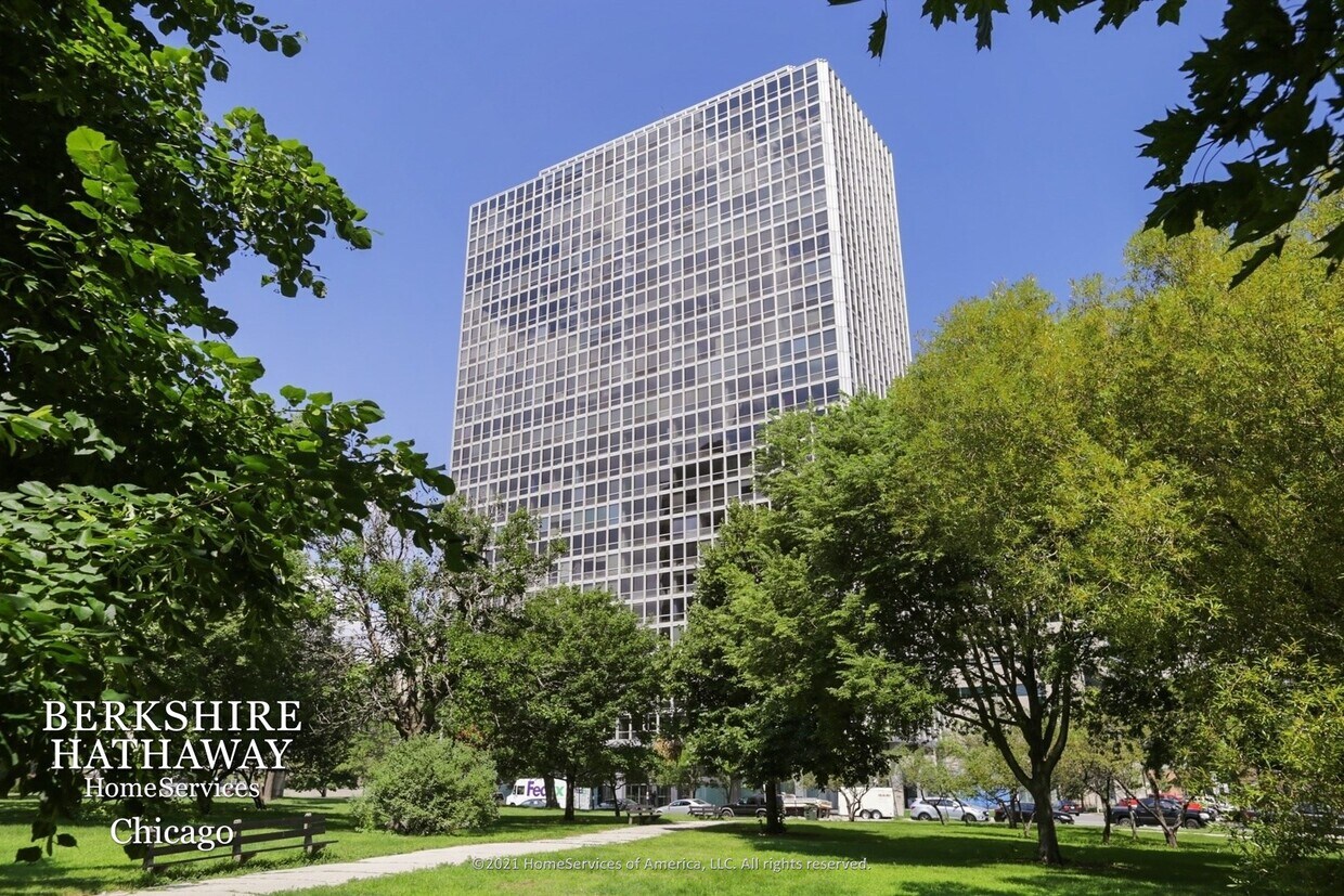 Primary Photo - 330 W DIVERSEY Parkway