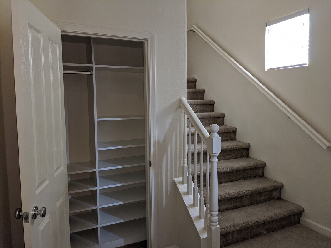 Entryway - 1346 Nestwood Way