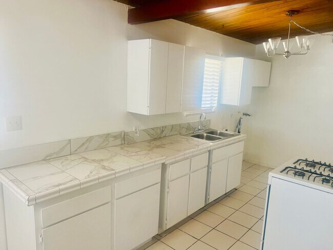 Foto del edificio - Charming 3-Bedroom Home with Wood Ceilings...