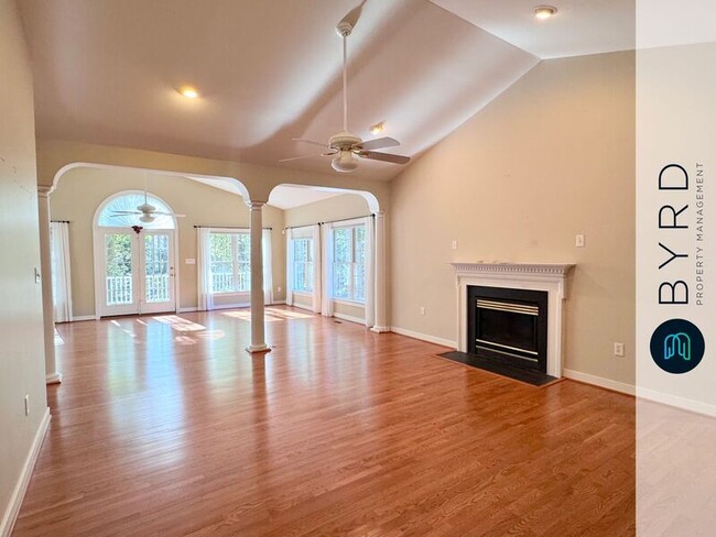 Building Photo - 423 Elm Creek Dr