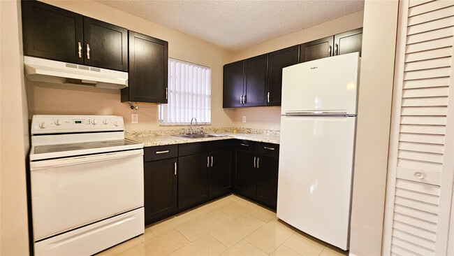 Building Photo - 416 Lakeside Dr