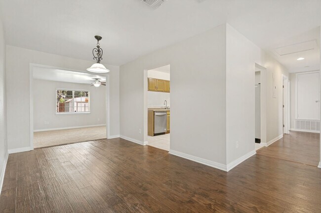 Foto del edificio - 5-BEDROOM HOME IN WILSHIRE TERRACE