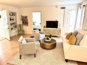 Building Photo - 4538 Roland Ave