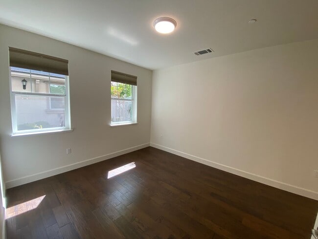 Building Photo - SUNNYVALE - executive townhome with amazin...