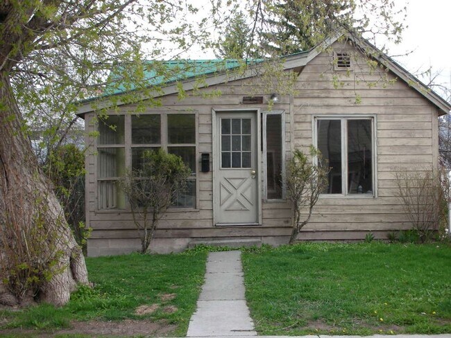 Building Photo - Charming 2 Bed/1 Bath Downtown House