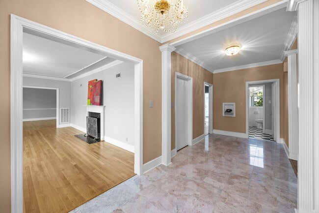 Building Photo - Gorgeous and Spacious 3 Bedroom Ranch in T...