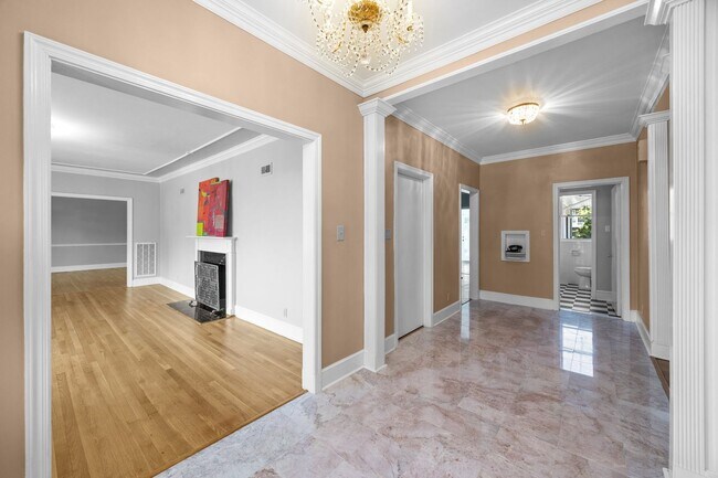 Foto del edificio - Gorgeous and Spacious 3 Bedroom Ranch in T...