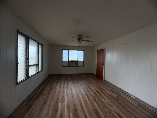 Foto del edificio - 3 bdrm, 2 bath with a private yard