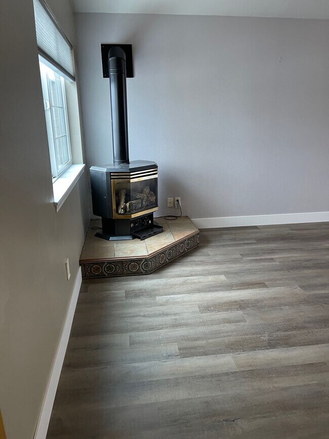 Building Photo - Great 3 bedroom 2 bath home in Bozeman