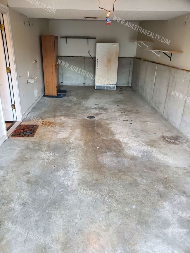 Building Photo - Beautiful Hard to Find Duplex in Olathe No...