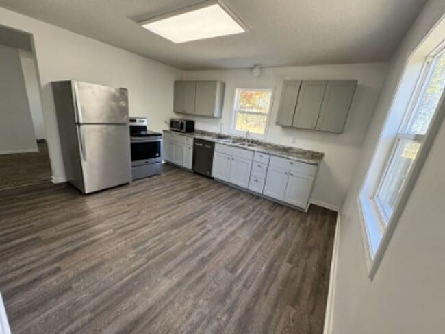 Building Photo - 3 Bedroom Home